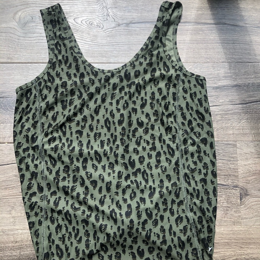 Old Navy hunter green leopard active tank size M